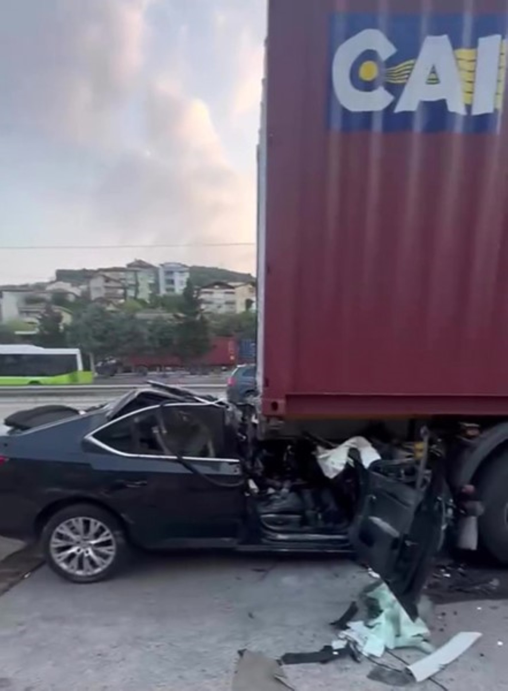 Tıra arkadan çarpan otomobildeki baba ile oğlu hayatını kaybetti