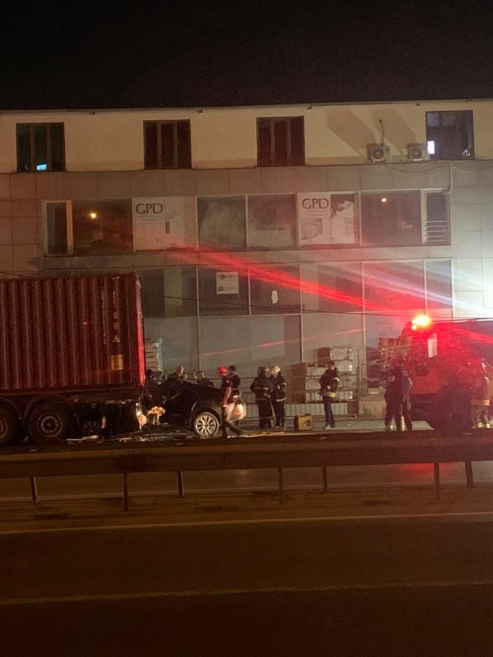 Tıra arkadan çarpan otomobildeki baba ile oğlu hayatını kaybetti