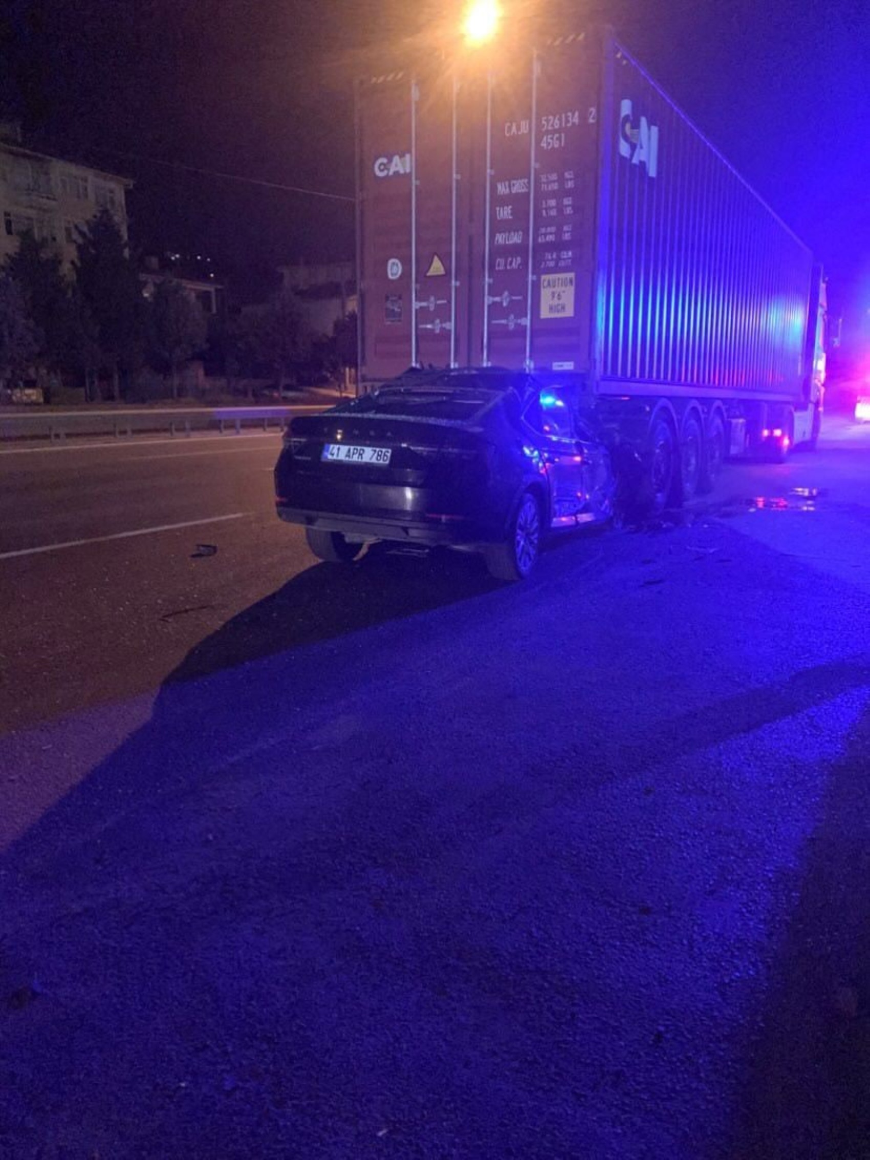 Tıra arkadan çarpan otomobildeki baba ile oğlu hayatını kaybetti