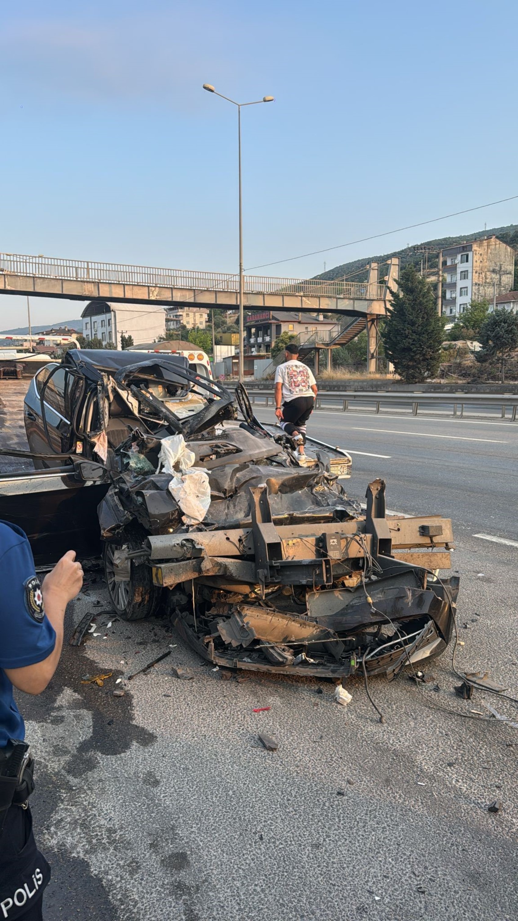 Tıra arkadan çarpan otomobildeki baba ile oğlu hayatını kaybetti