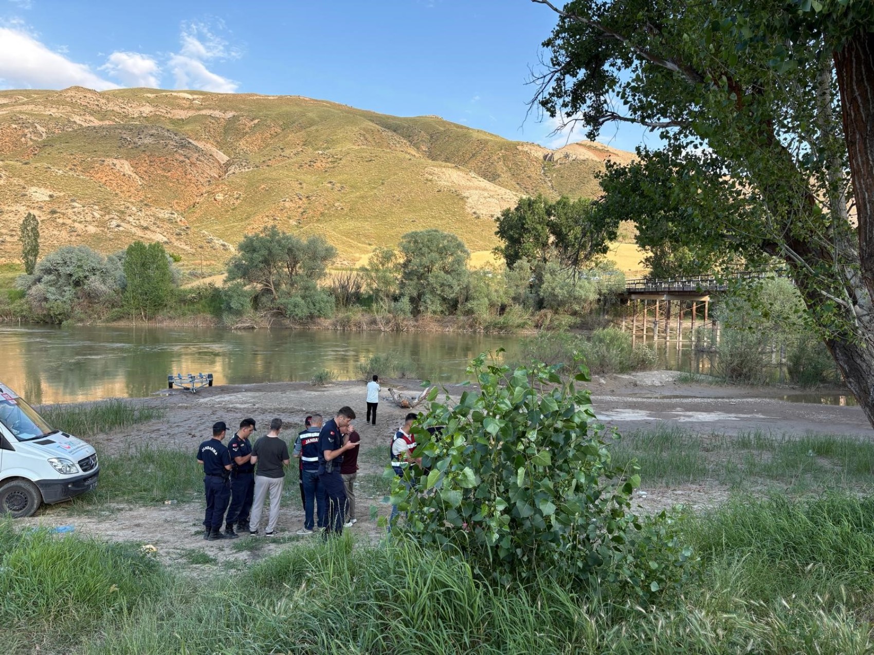 Kızılırmak Nehri'nde çırpınan çocuğunu kurtarmak için suya giren baba kayboldu