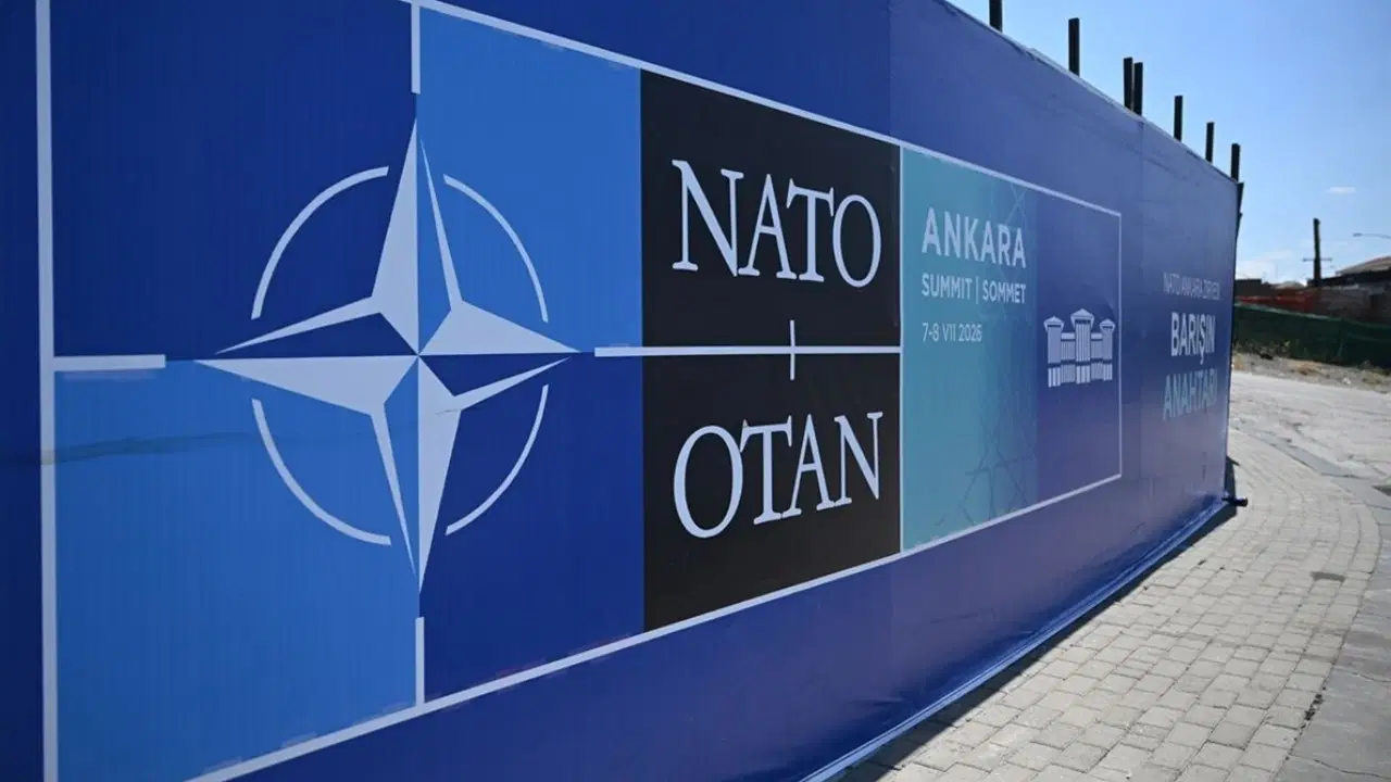 Ankara NATO Zirvesi yazılı mavi tanıtım panosu.