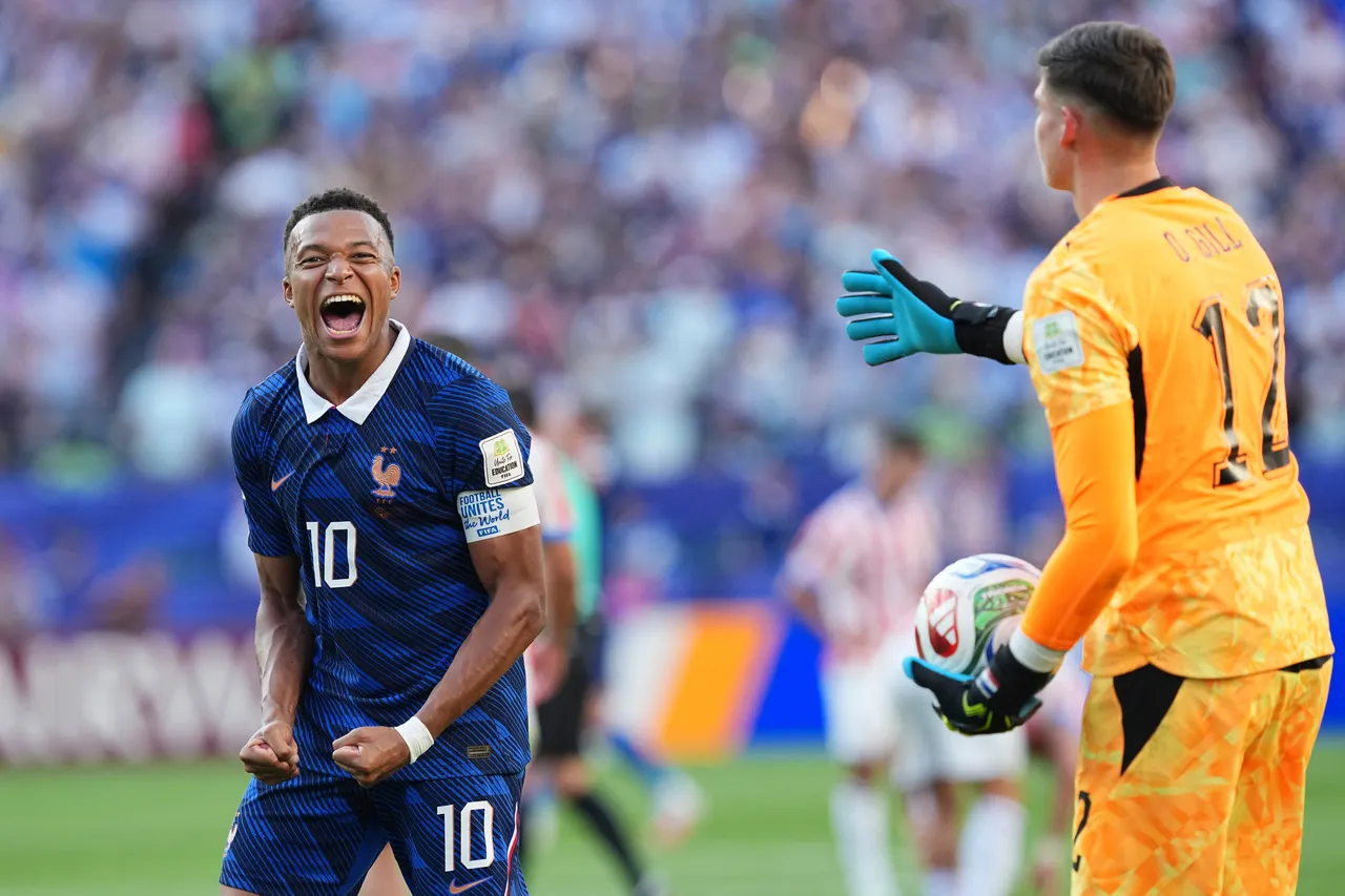 Fransa forması giyen Kylian Mbappe maç sırasında sevinç yaşıyor.