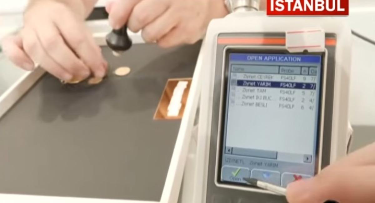 Altın analiz cihazının menüsünde ziynet altın seçenekleri görülüyor
