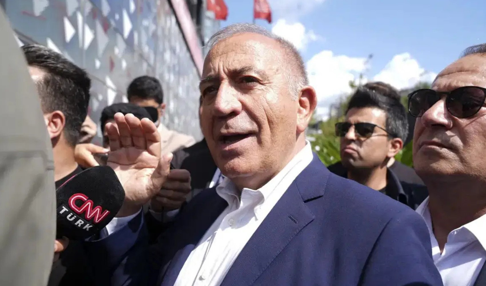 Avcılar’da Gürsel Tekin’e pankartlı tepki