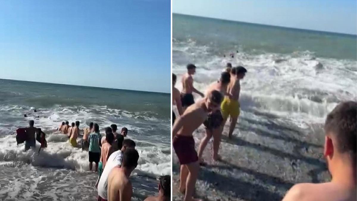 Ereğli’de dalgalı denizde vatandaşların kıyıda oluşturduğu kurtarma hattı.