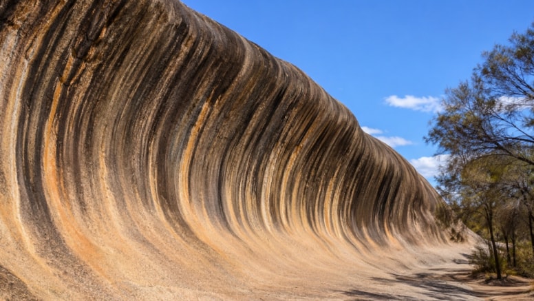 Wave Rock’ın dalga biçimli granit yüzeyi ve renkli mineral şeritleri.