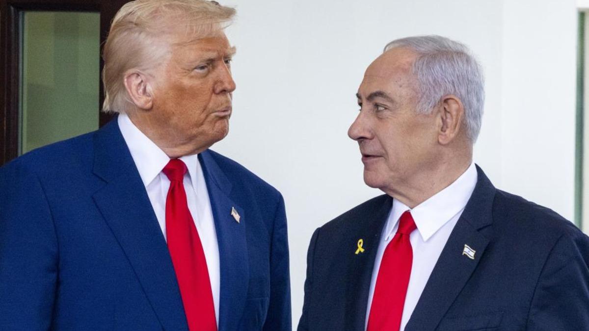 Donald Trump ile Binyamin Netanyahu yan yana görülüyor.