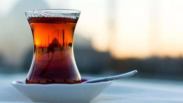 İnce belli bardakta çay görseli.
