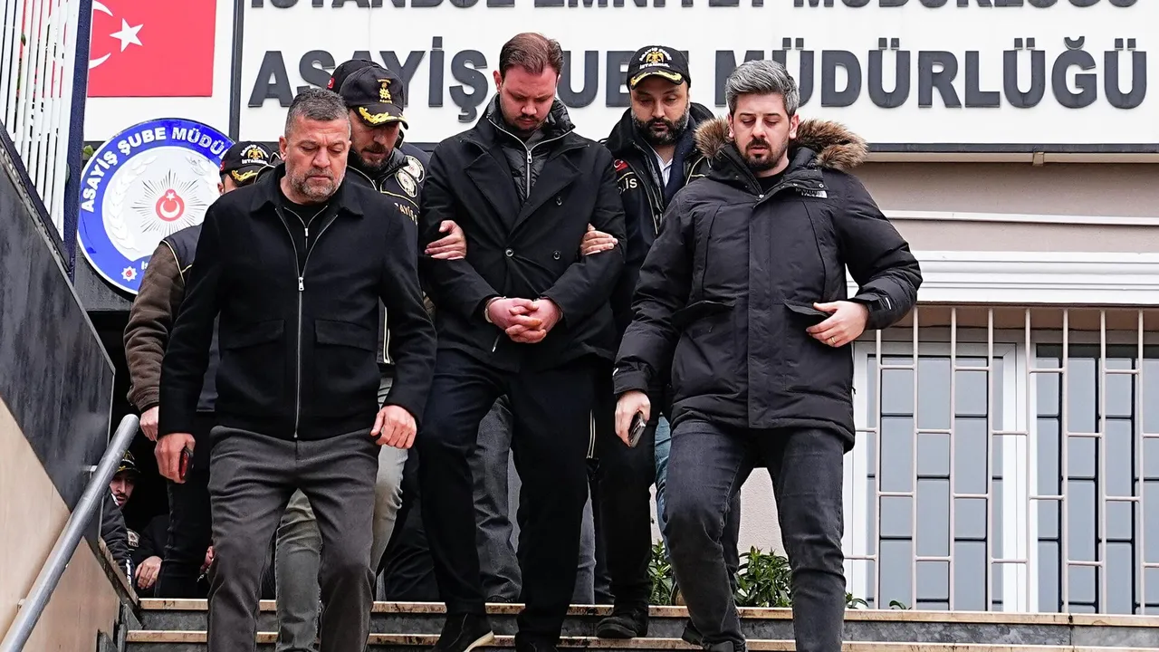 Alaattin Kadayıfçıoğlu’nun polisler eşliğinde emniyet binasından çıkarıldığı an.