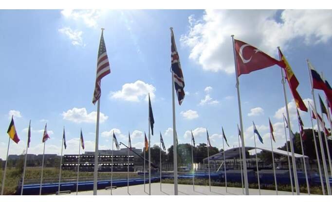 NATO üyesi ülkelerin bayraklarının yer aldığı zirve alanından genel görünüm.