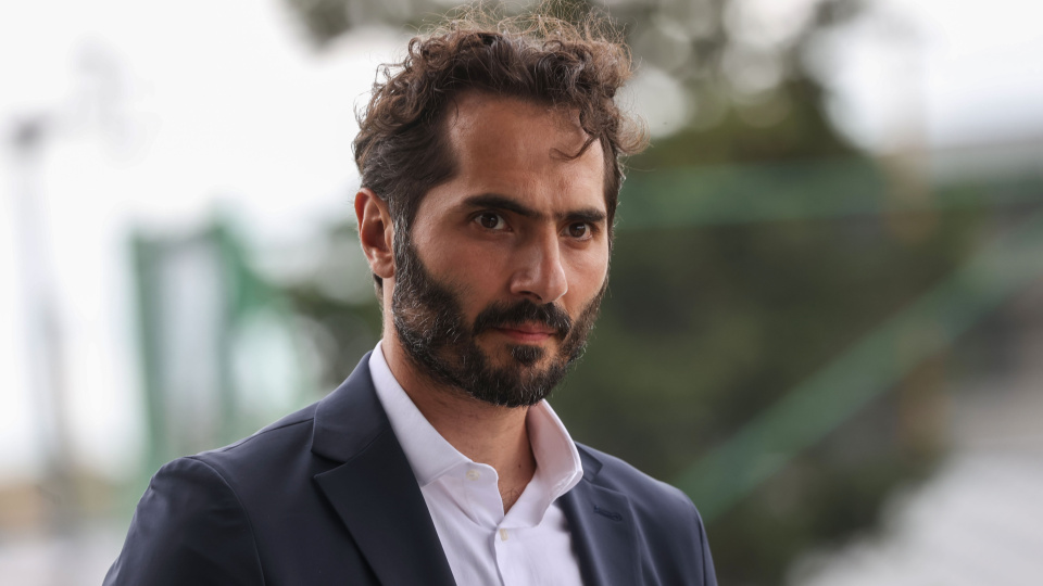 Hamit Altıntop’un takım elbiseli portre fotoğrafı.