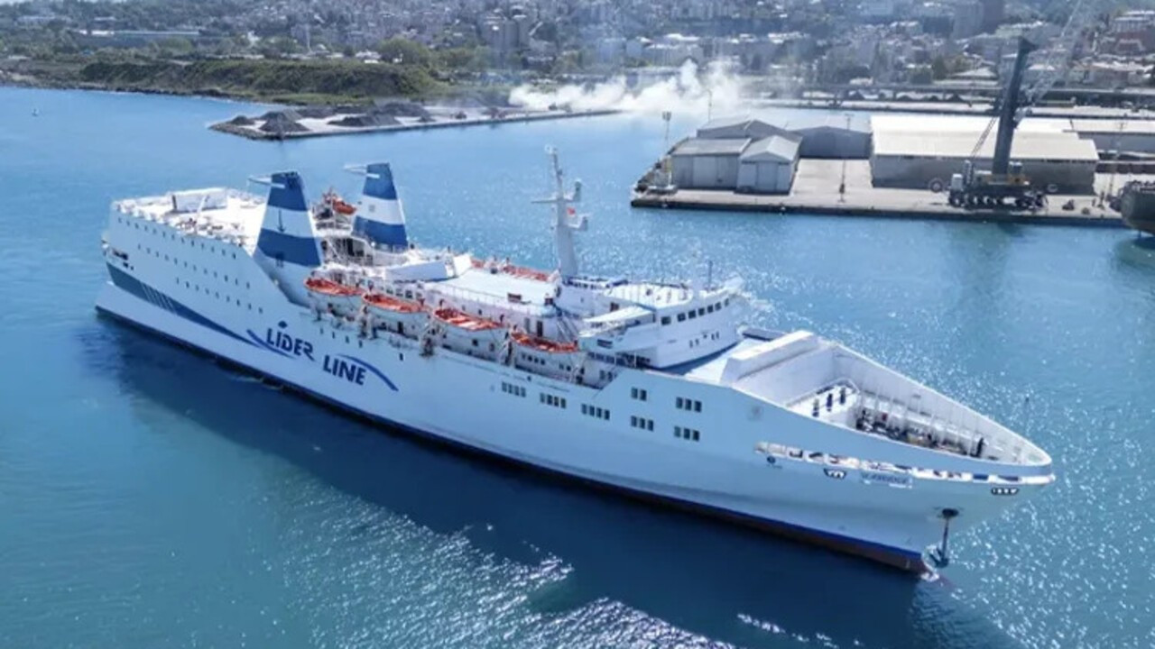 Trabzon limanı yakınlarında bir yolcu ve yük gemisi.