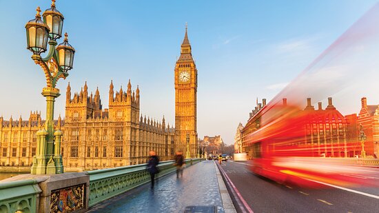 Londra’da Big Ben ve Parlamento binası çevresinde şehir manzarası.