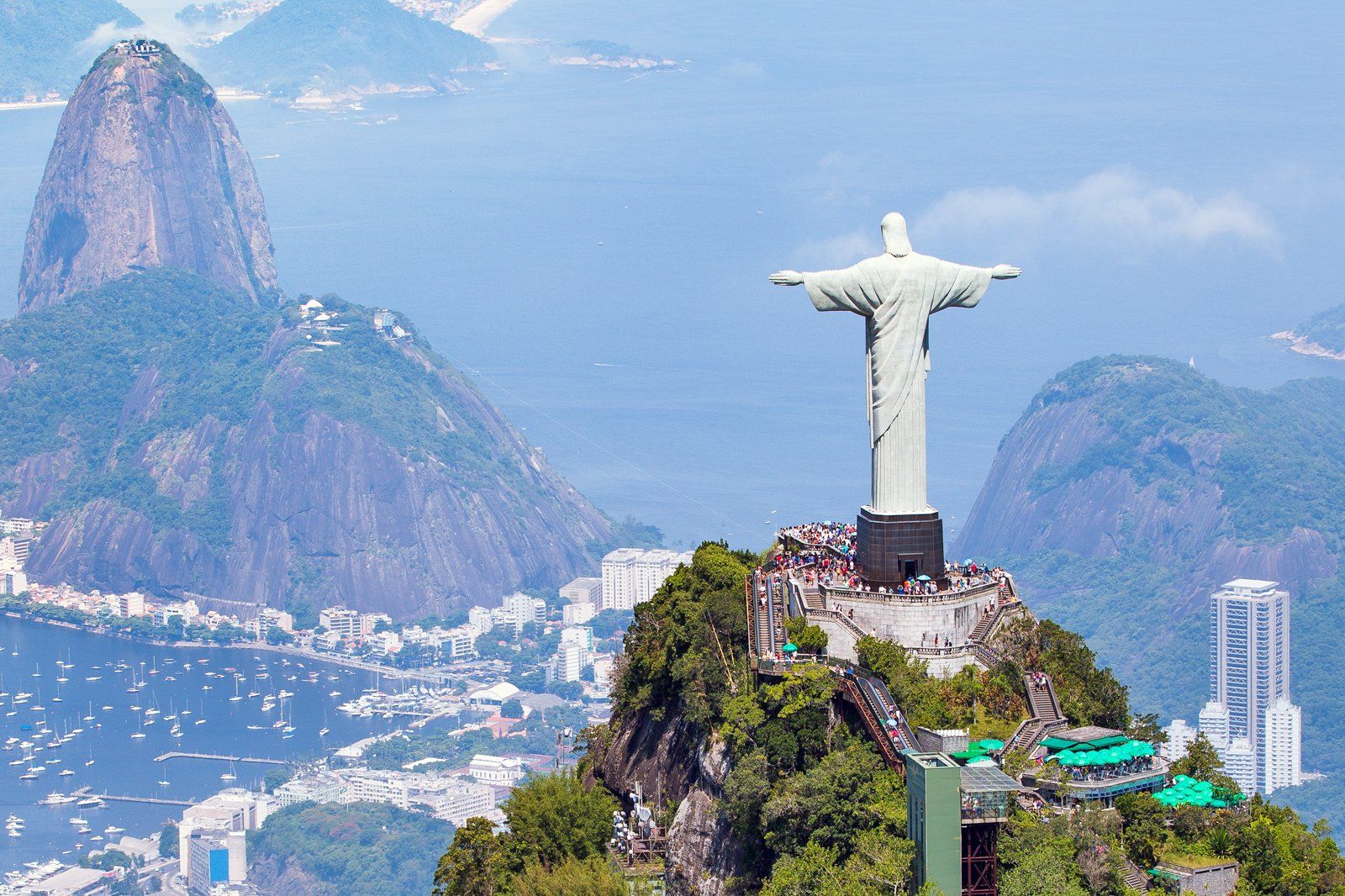 Rio de Janeiro’da Kurtarıcı İsa heykeli ve körfez manzarası.