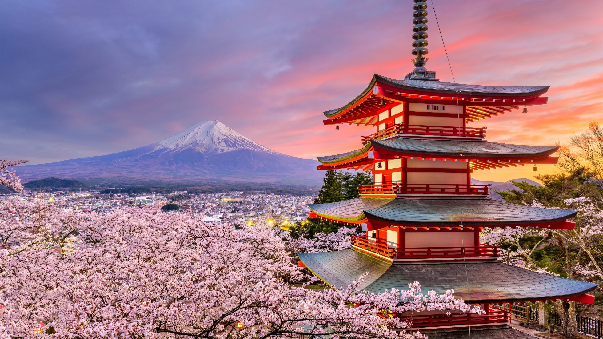 Fuji Dağı, pagoda ve kiraz çiçeklerinin görüldüğü Japonya manzarası.