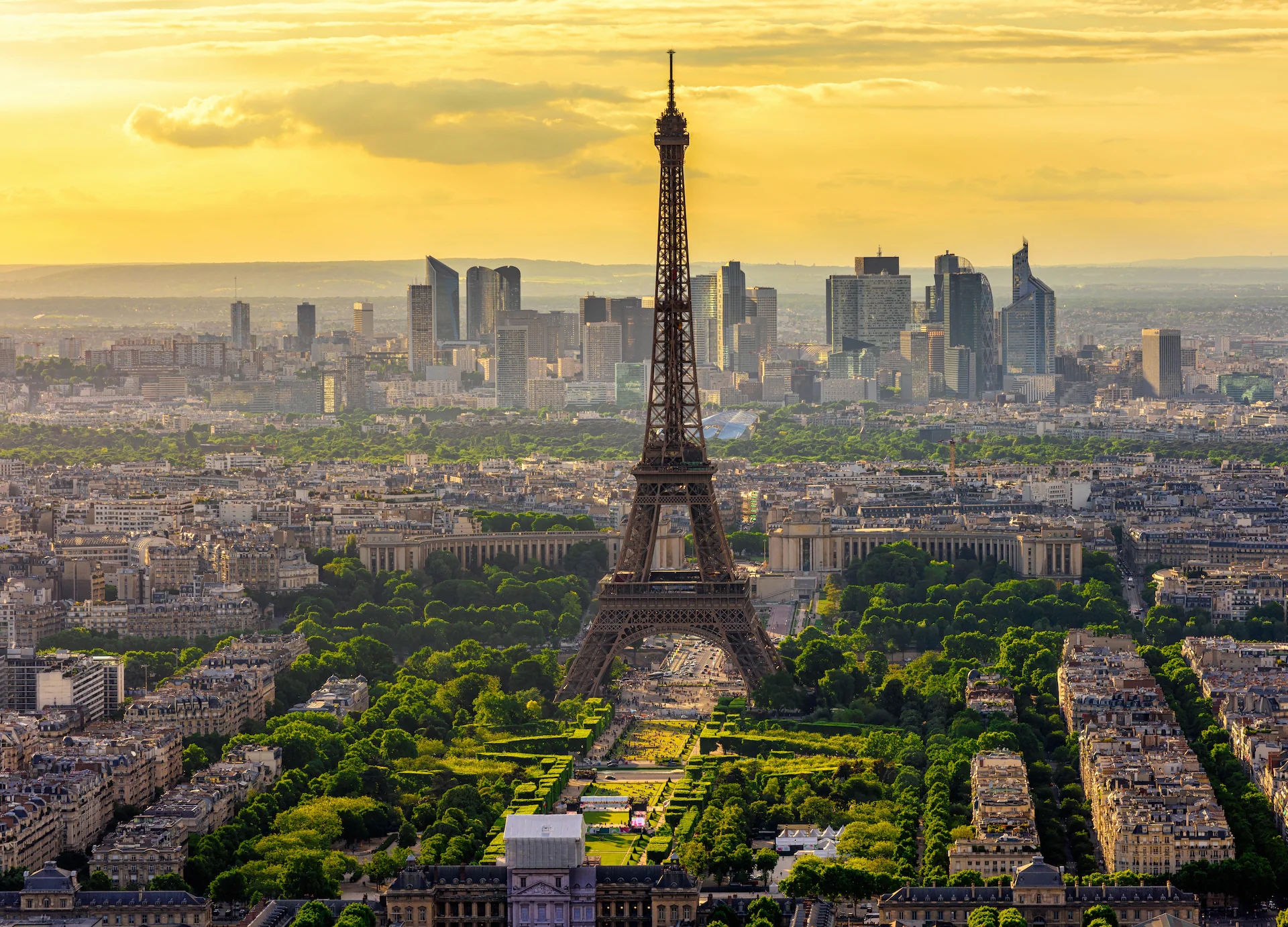 Paris’te Eyfel Kulesi ve şehir silüeti.