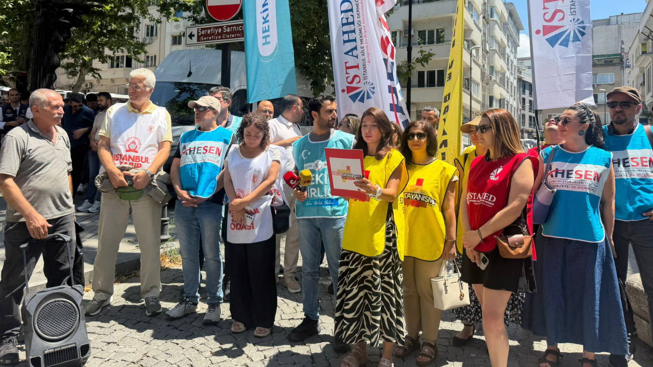 İstanbul İl Sağlık Müdürlüğü önünde açıklama yapan sağlık çalışanları ve meslek örgütü temsilcileri.