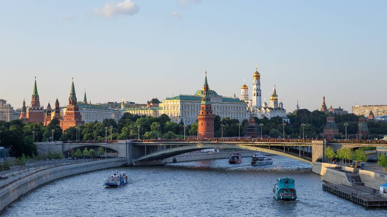 Moskova Nehri, köprüler ve Kremlin çevresinin görüldüğü şehir manzarası.