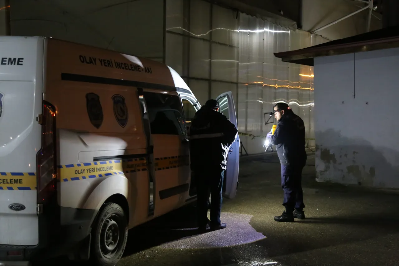 Gece saatlerinde olay yeri inceleme aracının yanında çalışan polis ekipleri.