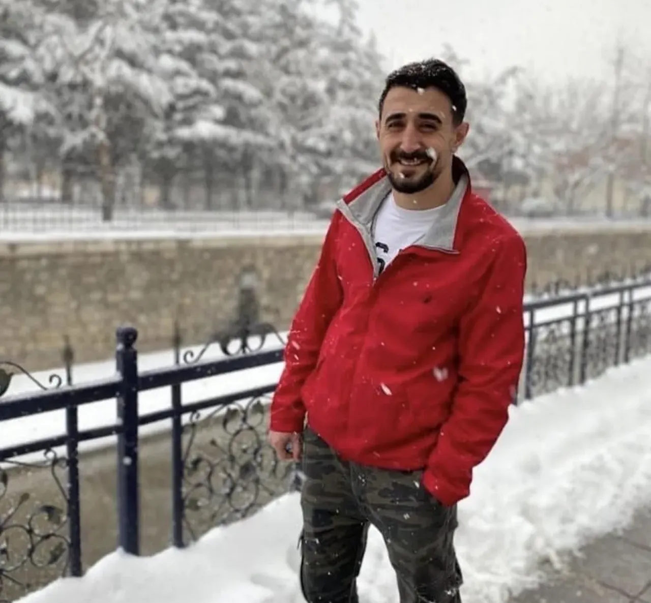 Karlı bir alanda kırmızı montuyla görülen Cihan Çalışır’ın fotoğrafı.