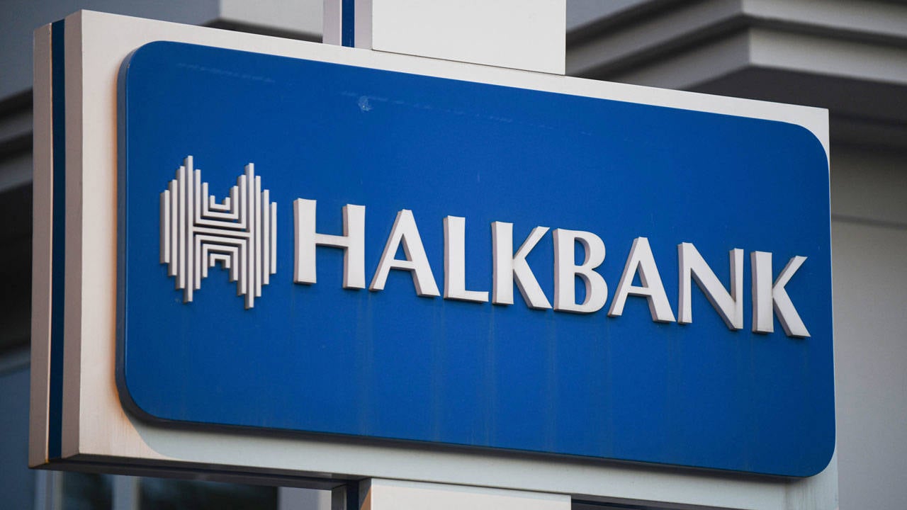 Halkbank tabelasının yer aldığı banka görseli.