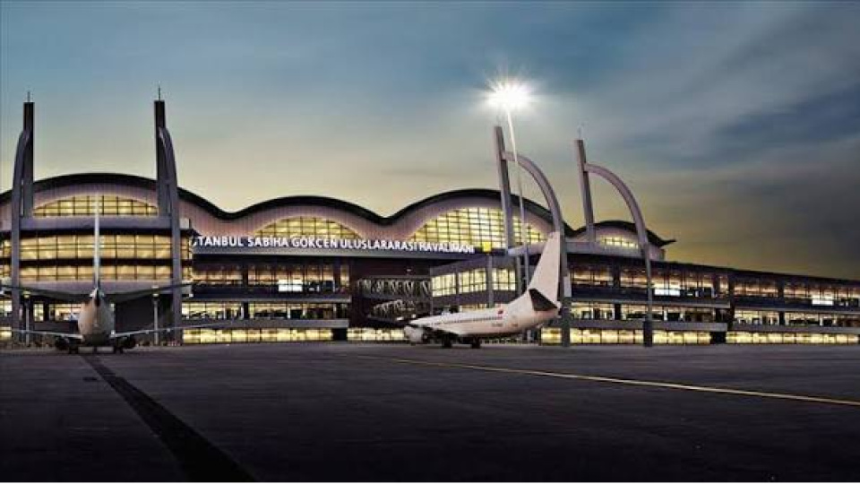 İstanbul Sabiha Gökçen Havalimanı terminali ve apron alanı.