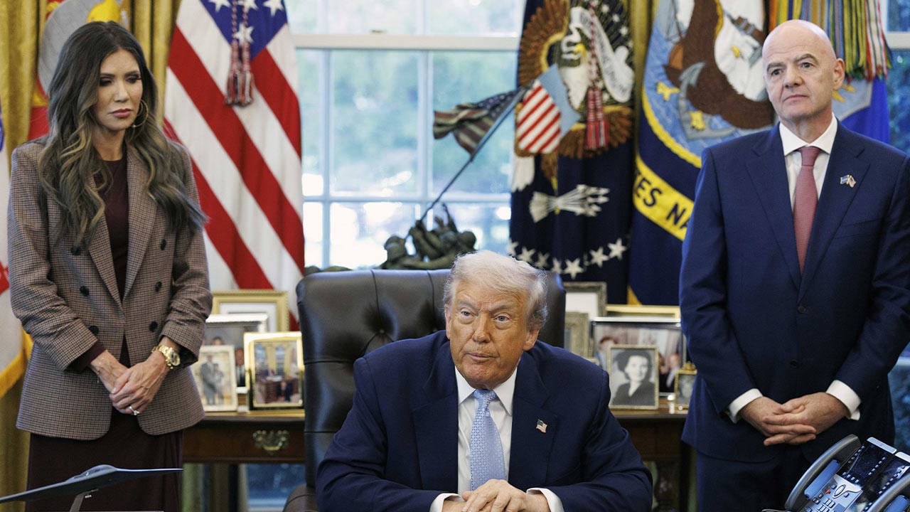Donald Trump, Oval Ofis’te Gianni Infantino ile birlikte görülüyor.
