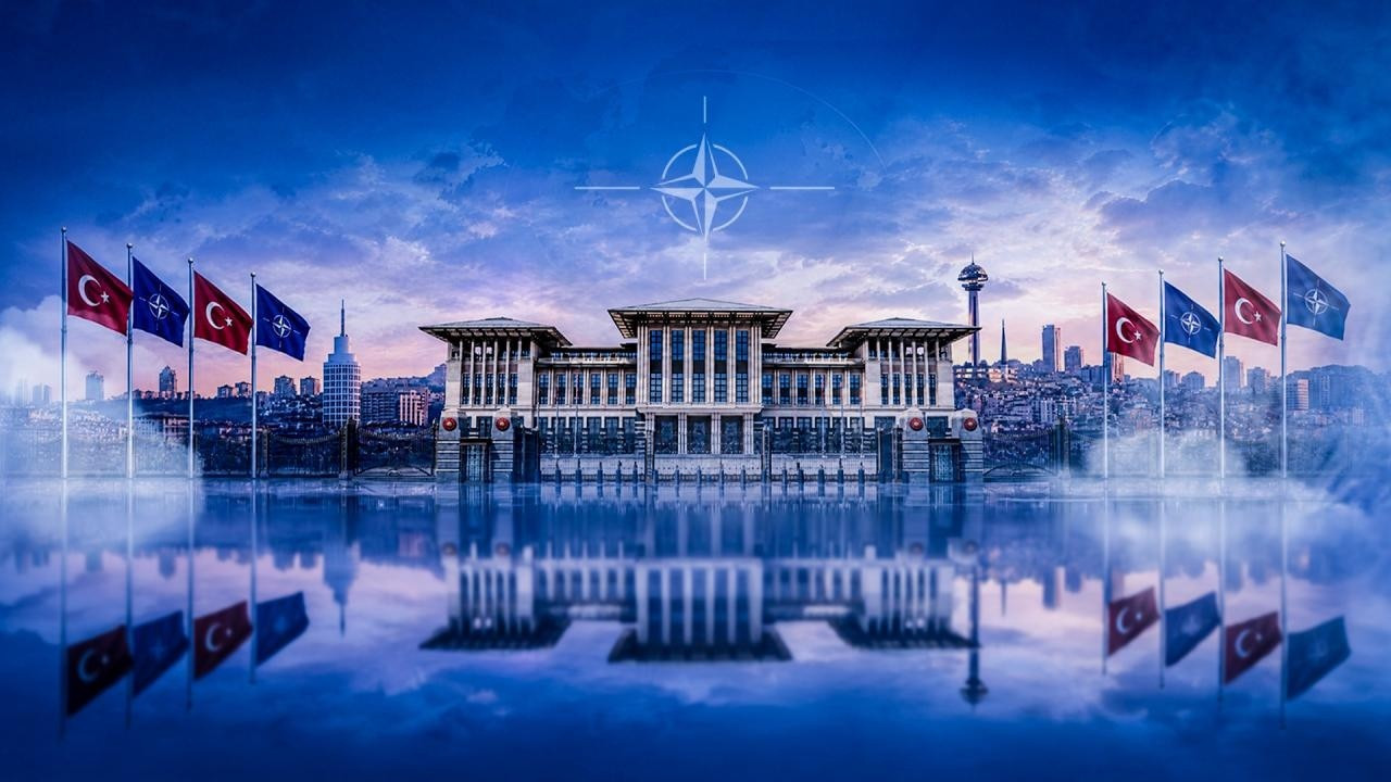 Ankara’daki Cumhurbaşkanlığı yerleşkesi, Türkiye ve NATO bayraklarıyla birlikte gösteriliyor.