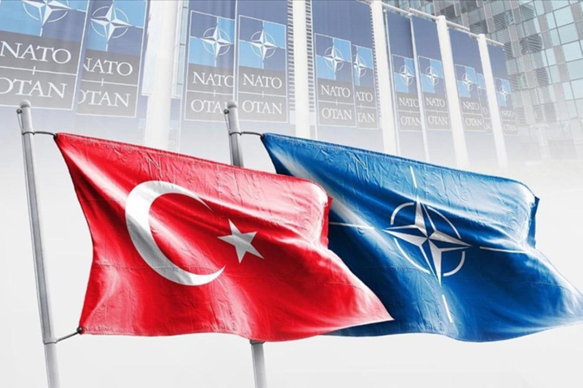 Türk bayrağı ve NATO bayrağı yan yana dalgalanıyor.