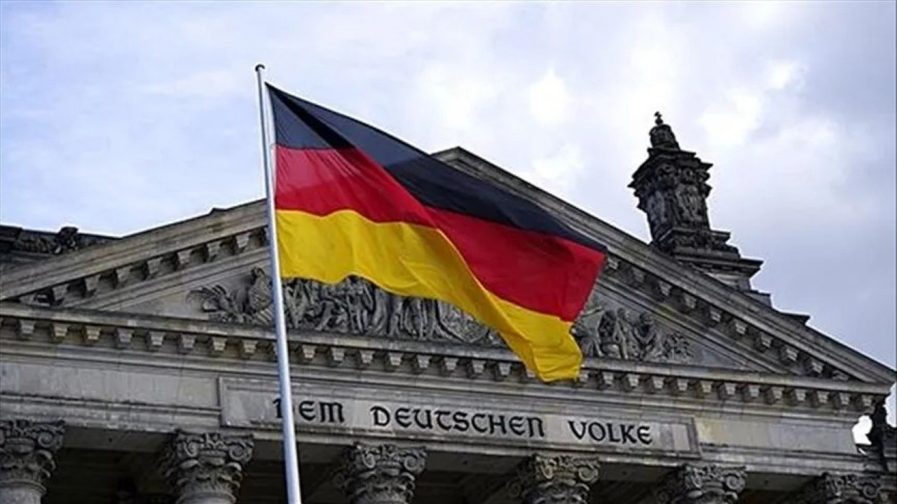 Almanya bayrağı, Berlin’deki tarihi bir kamu binasının önünde dalgalanıyor.