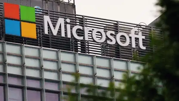 Microsoft logosunun yer aldığı şirket binası görseli.