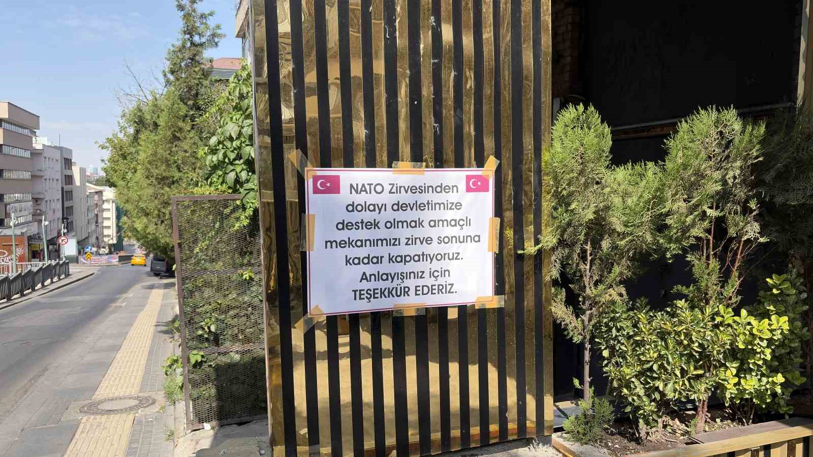 Eğlence merkezinin girişindeki kapatma duyurusunun yakından görüldüğü fotoğraf.