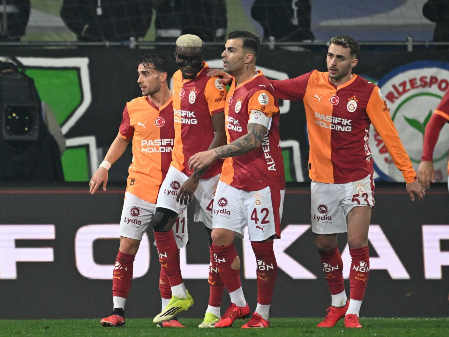 Galatasaraylı futbolcular maç sırasında bir arada görülüyor.