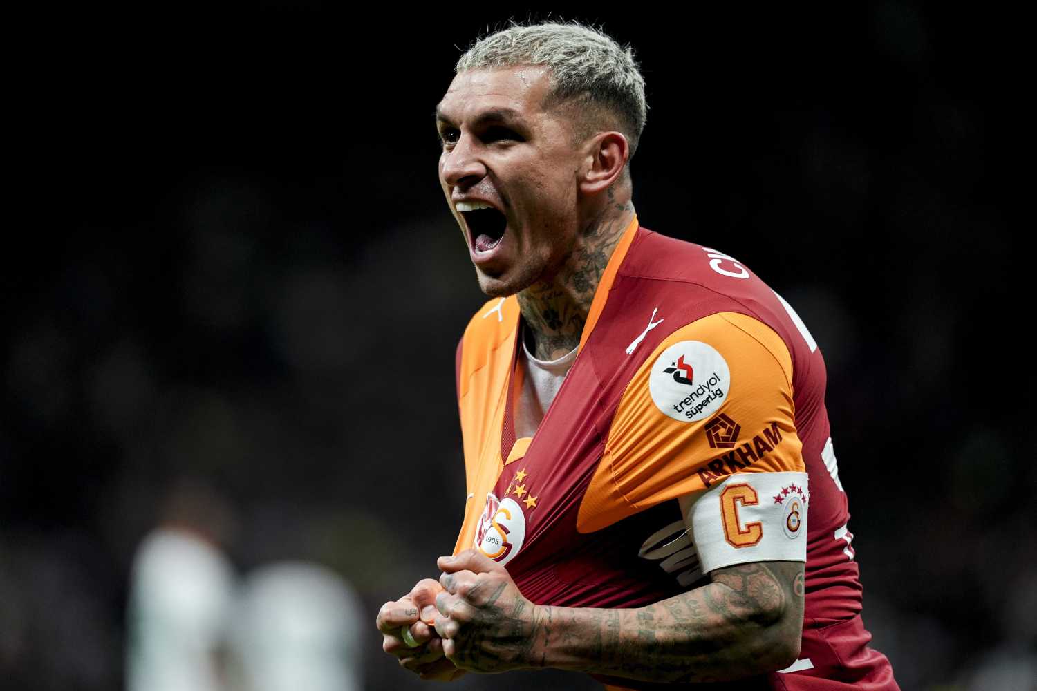 Lucas Torreira Galatasaray formasıyla coşkulu bir şekilde bağırıyor.