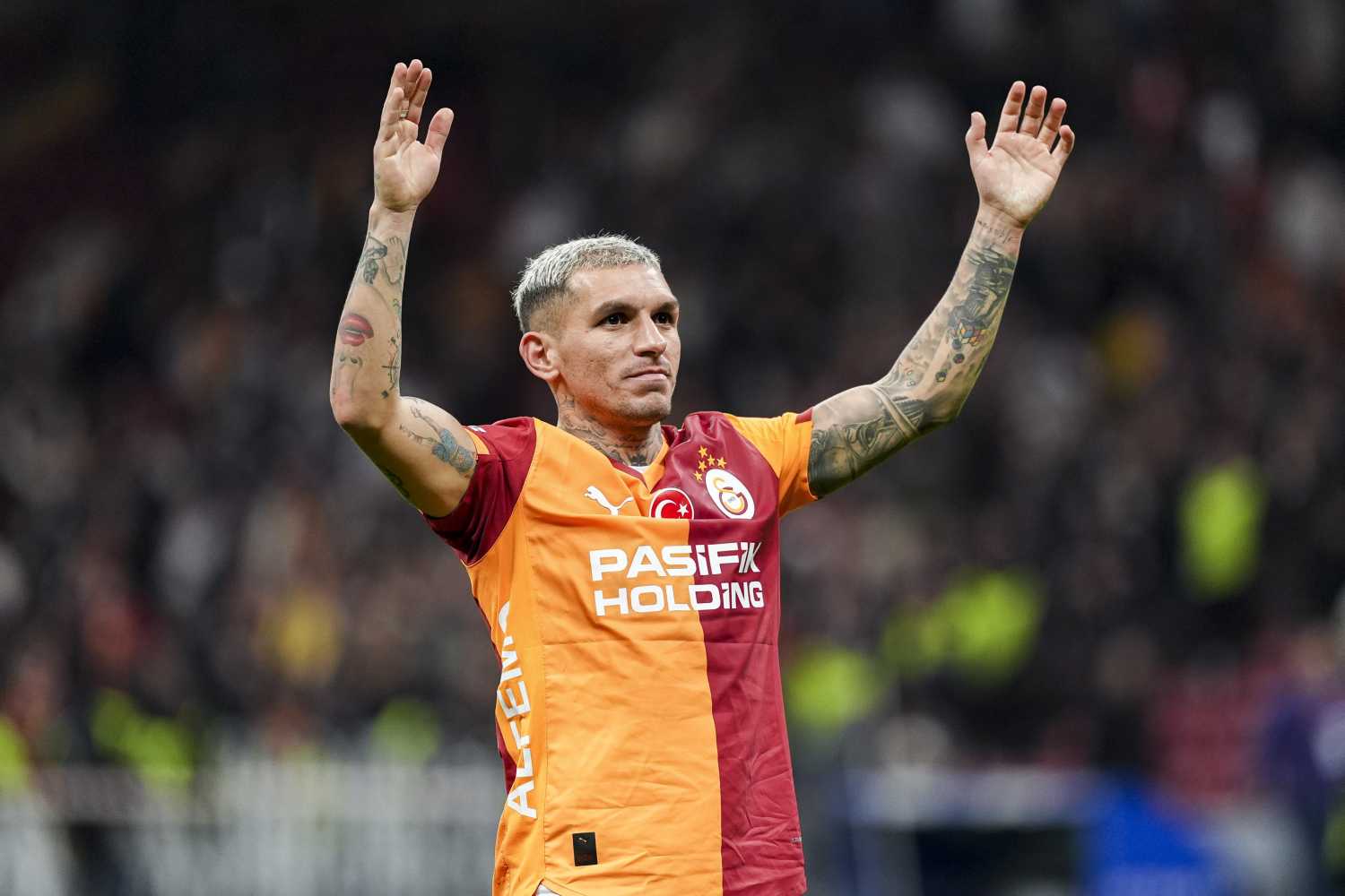 Lucas Torreira Galatasaray formasıyla iki elini kaldırmış durumda.