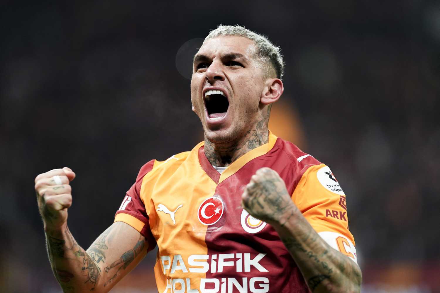 Lucas Torreira yumruklarını sıkarak sevinç gösterisi yapıyor.