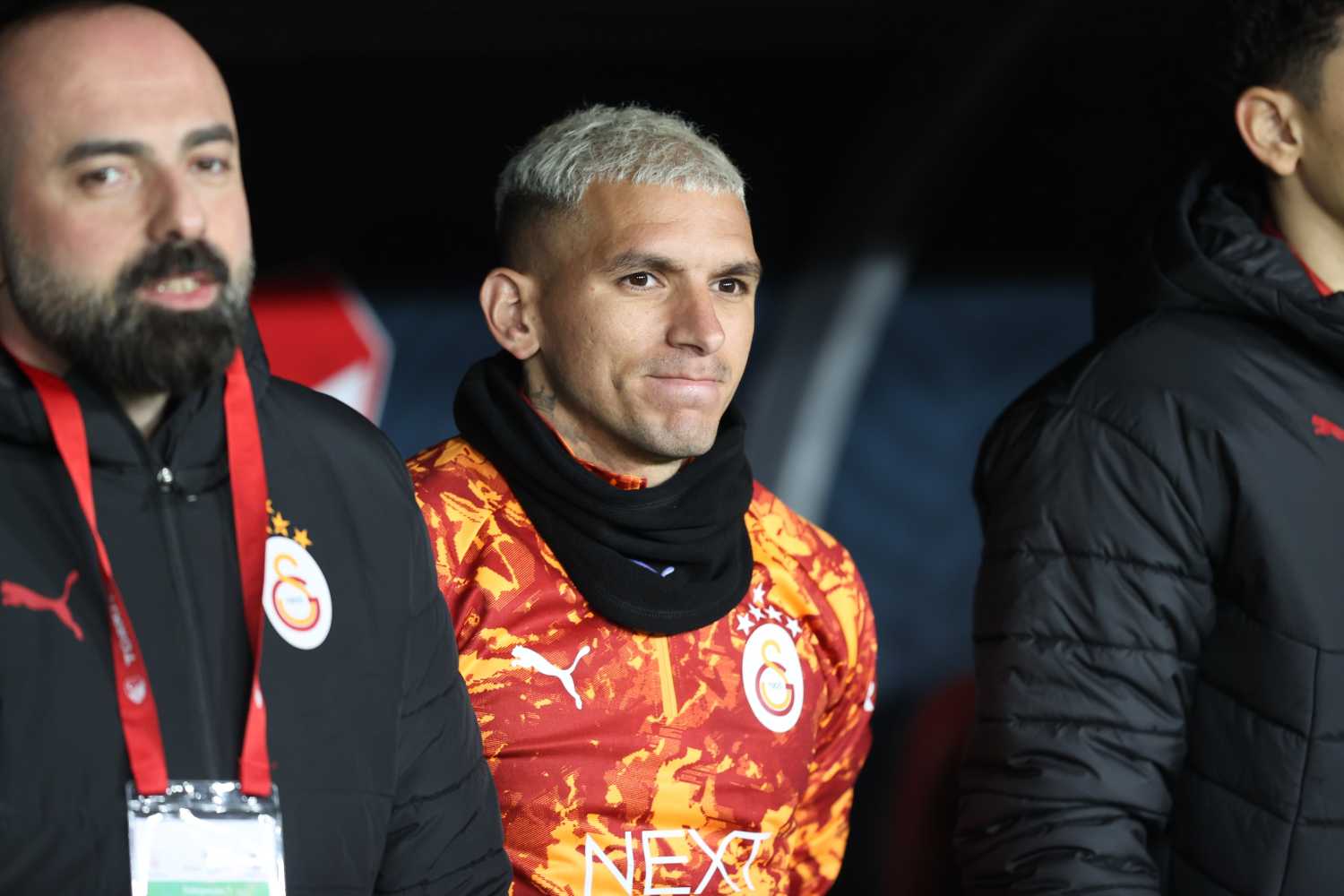 Lucas Torreira Galatasaray antrenman üstüyle kulübede oturuyor.