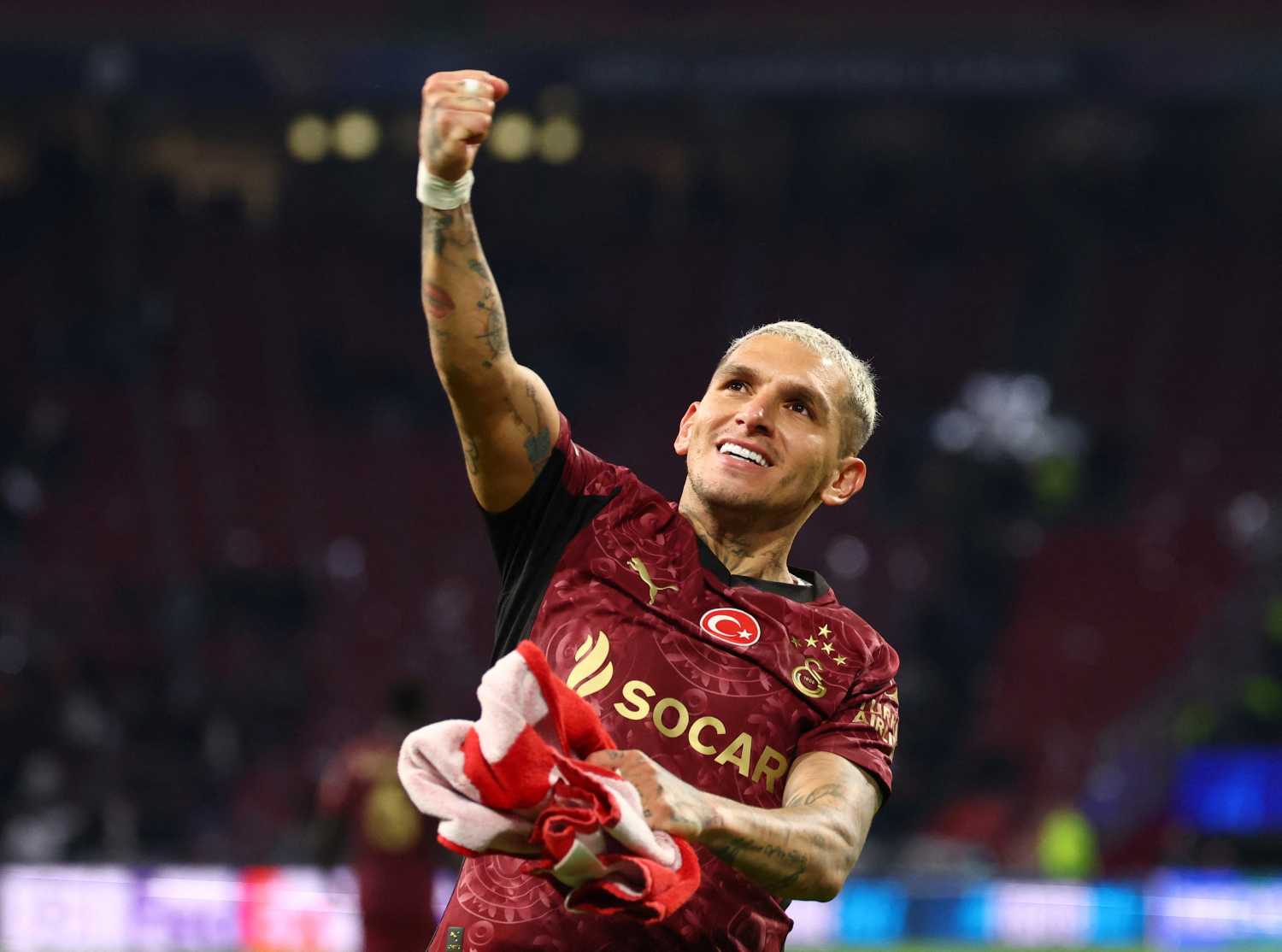 Lucas Torreira bordo Galatasaray formasıyla yumruğunu kaldırıyor.