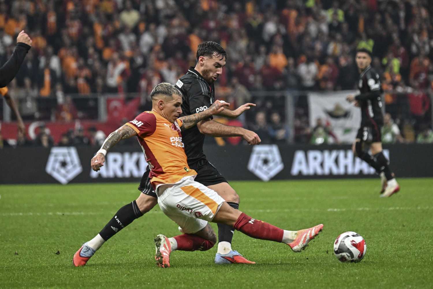Lucas Torreira maç sırasında rakip futbolcuyla ikili mücadeleye giriyor.