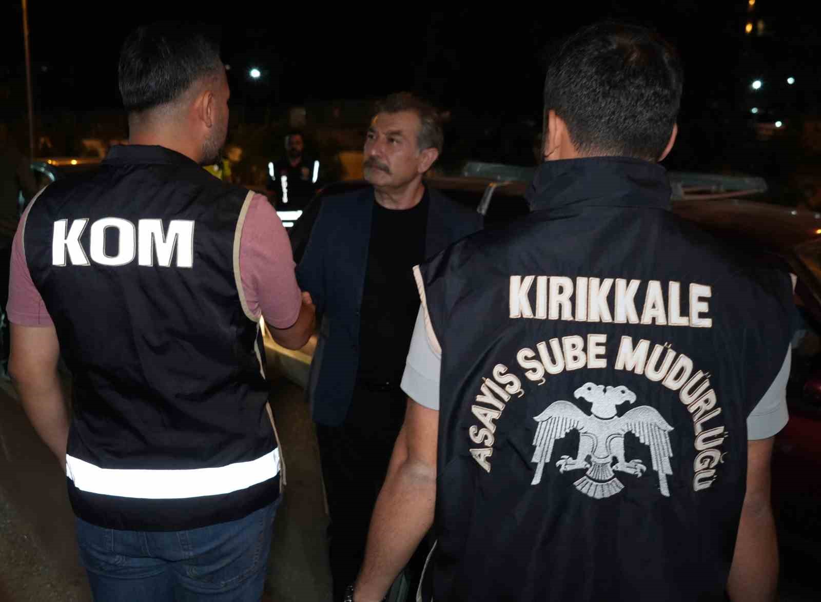Kırıkkale İl Emniyet Müdürü Mustafa Işık’ın polis ekipleriyle uygulama noktasında görüşmesi.