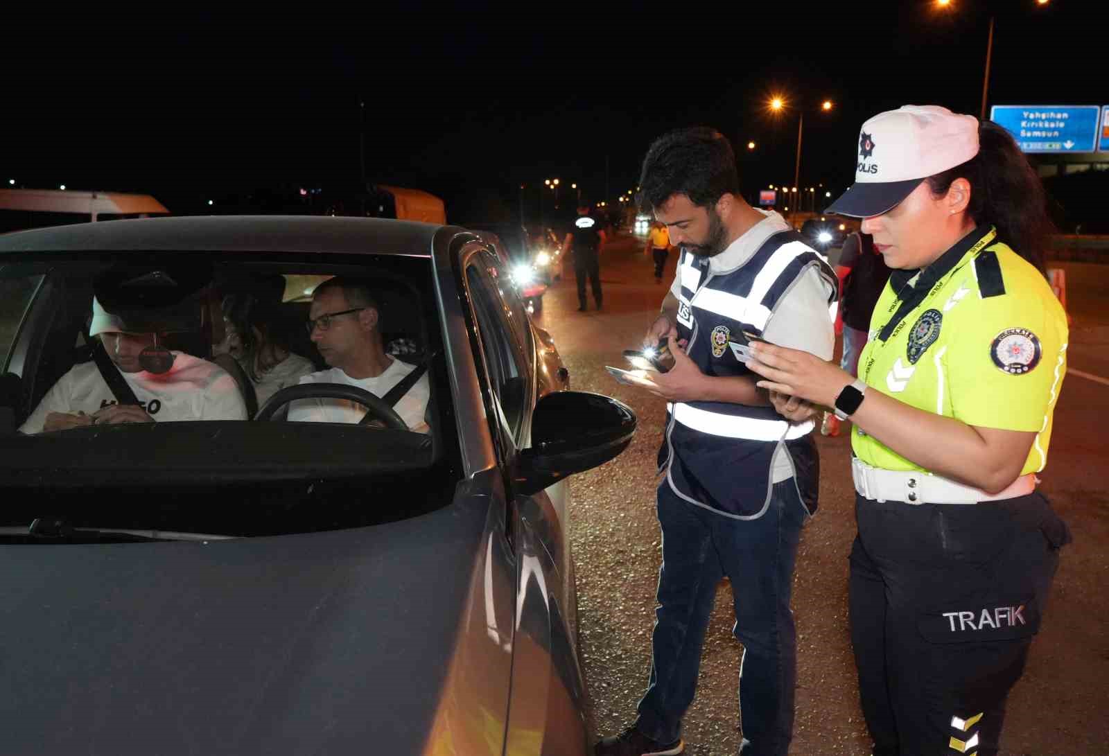 Gece denetiminde trafik polislerinin bir araçta belge kontrolü yapması.