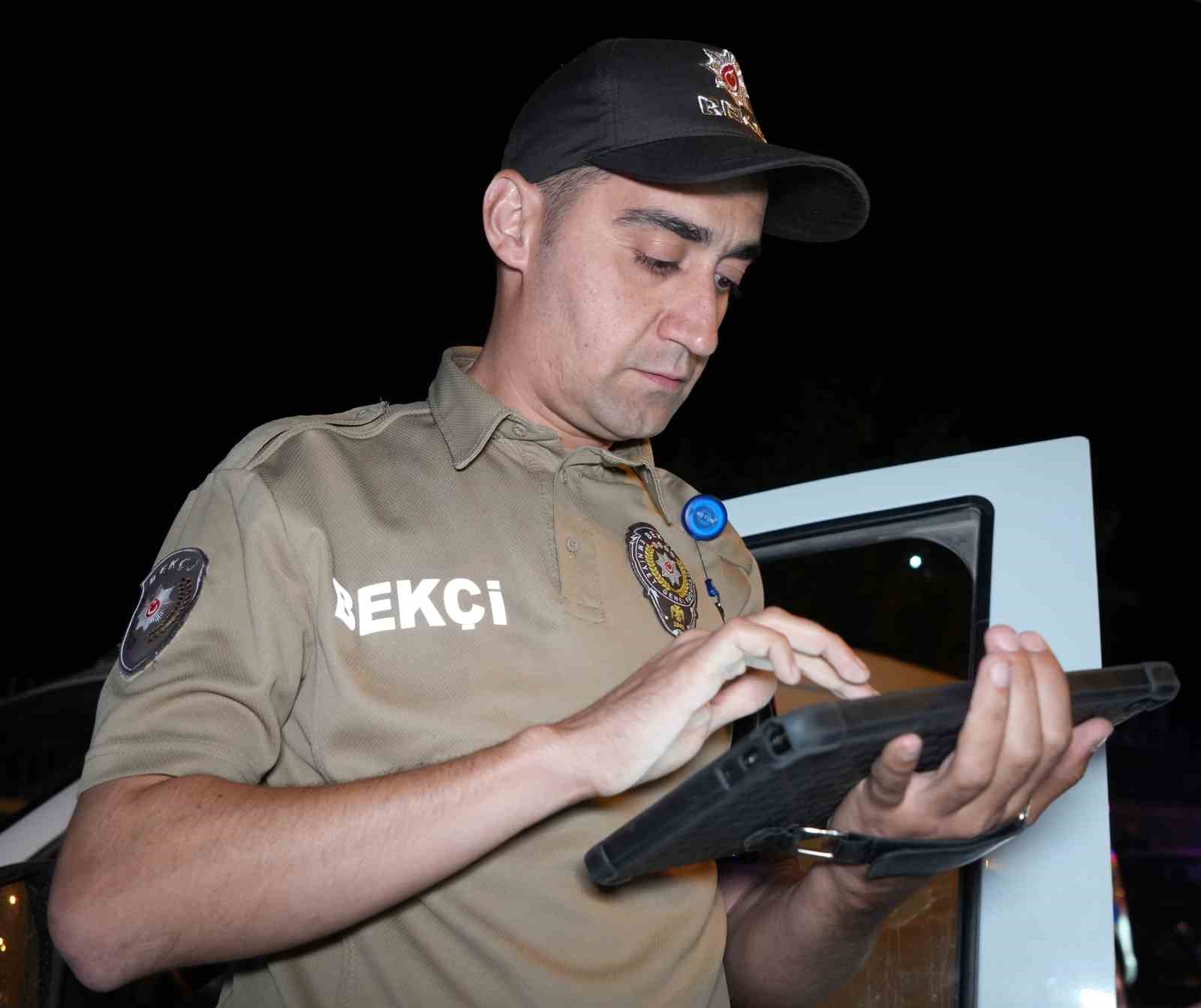 Bekçinin uygulama noktasında tablet üzerinden işlem yapması.