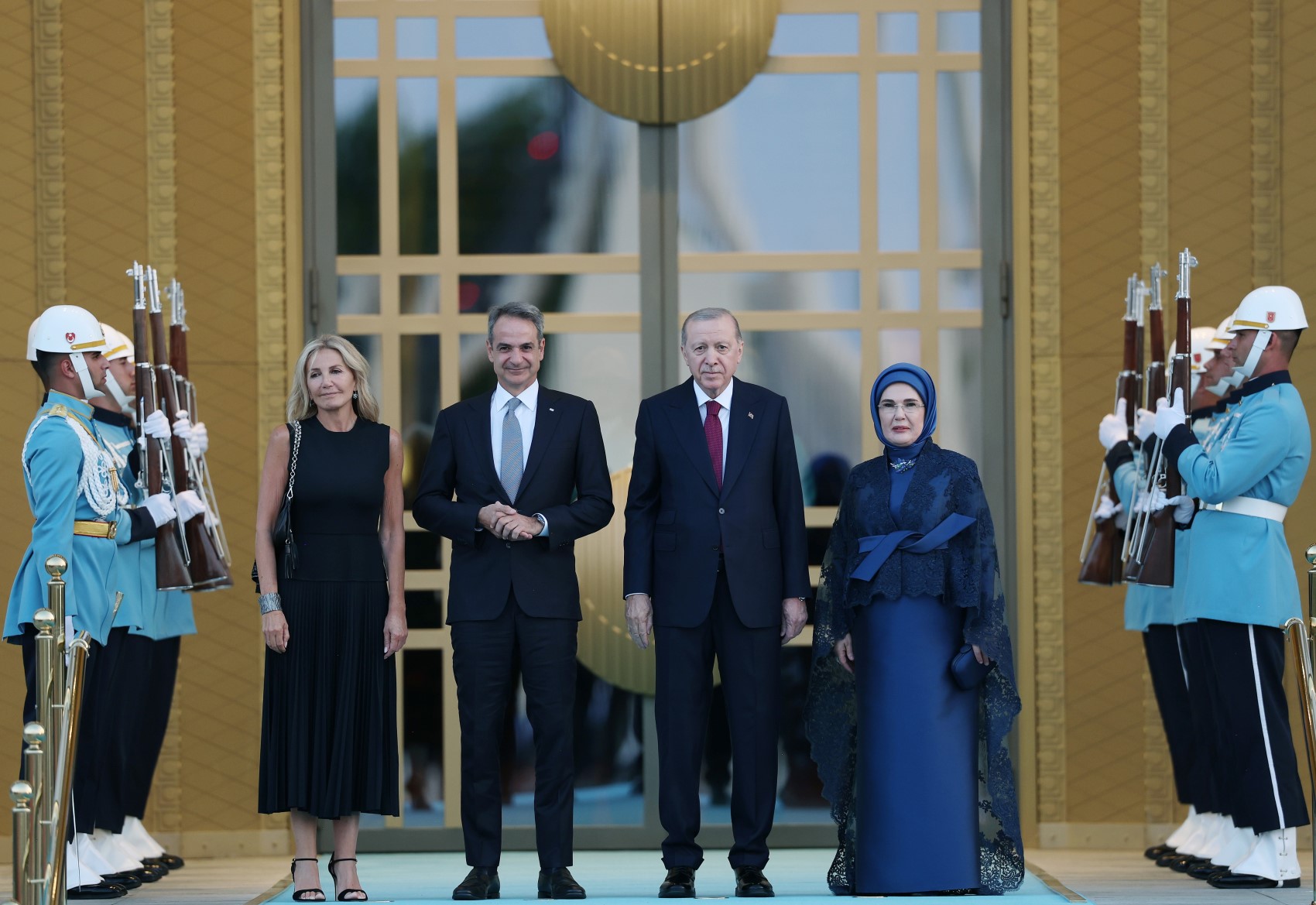 Devlet ve hükümet başkanları ile eşleri onuruna Cumhurbaşkanlığı Külliyesi'nde resepsiyon: Cumhurbaşkanı Erdoğan kapıda karşıladı