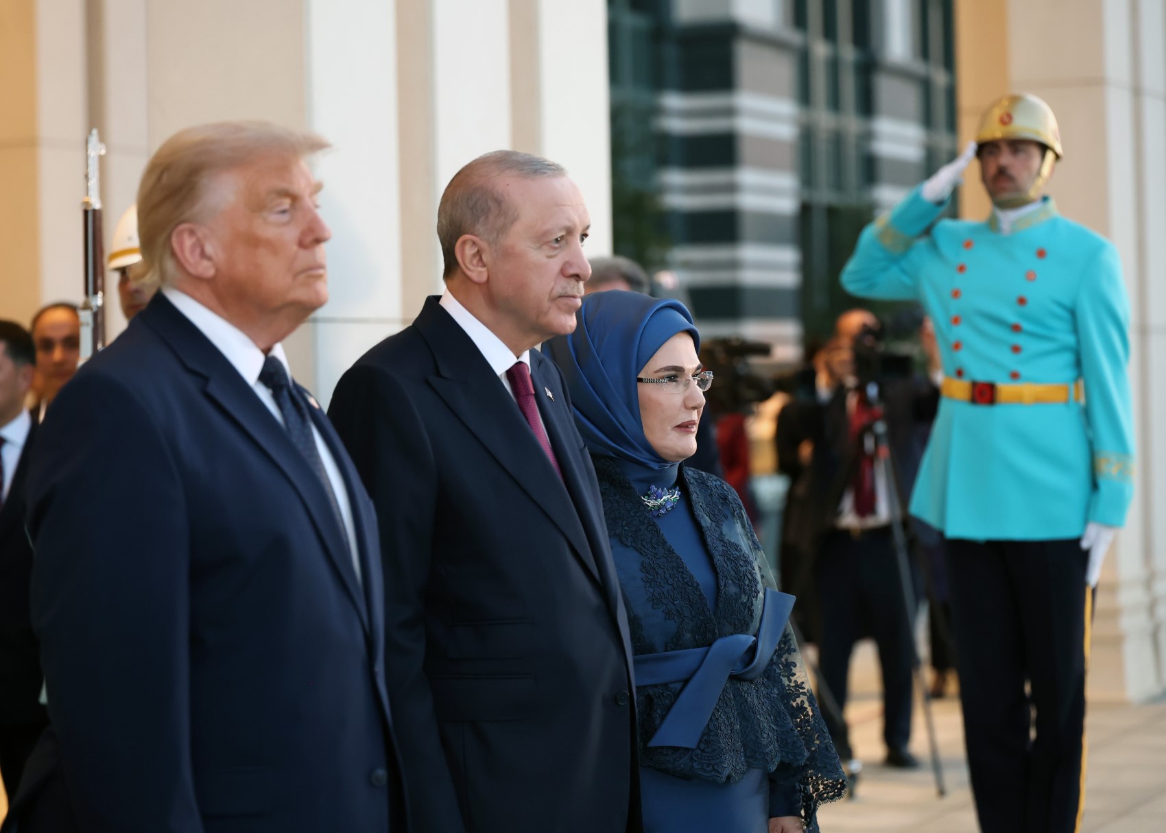 Devlet ve hükümet başkanları ile eşleri onuruna Cumhurbaşkanlığı Külliyesi'nde resepsiyon: Cumhurbaşkanı Erdoğan kapıda karşıladı
