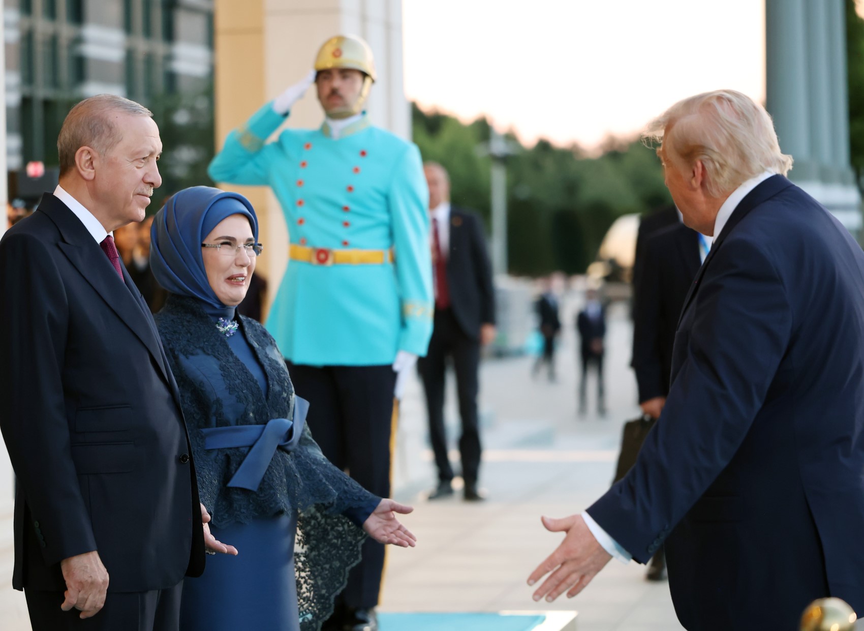 Devlet ve hükümet başkanları ile eşleri onuruna Cumhurbaşkanlığı Külliyesi'nde resepsiyon: Cumhurbaşkanı Erdoğan kapıda karşıladı