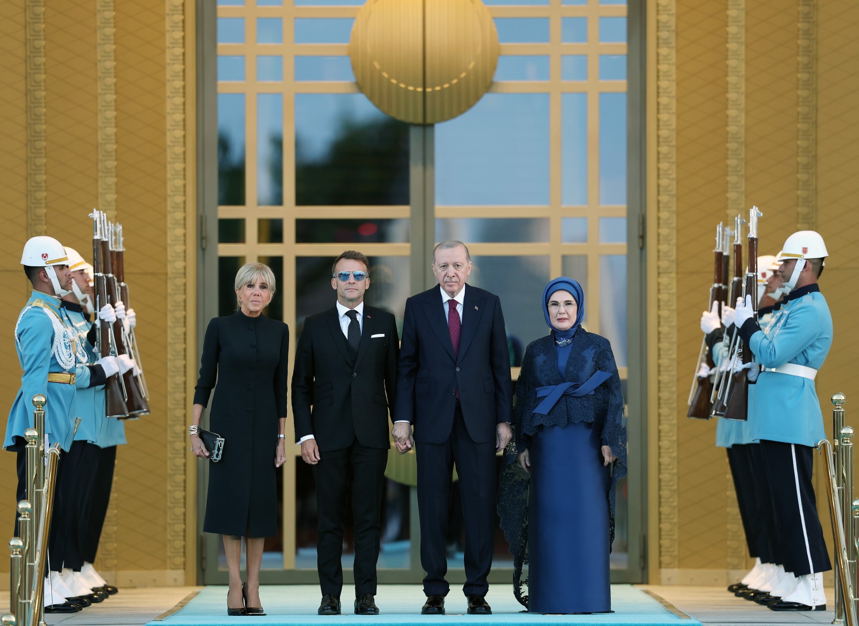 Devlet ve hükümet başkanları ile eşleri onuruna Cumhurbaşkanlığı Külliyesi'nde resepsiyon: Cumhurbaşkanı Erdoğan kapıda karşıladı