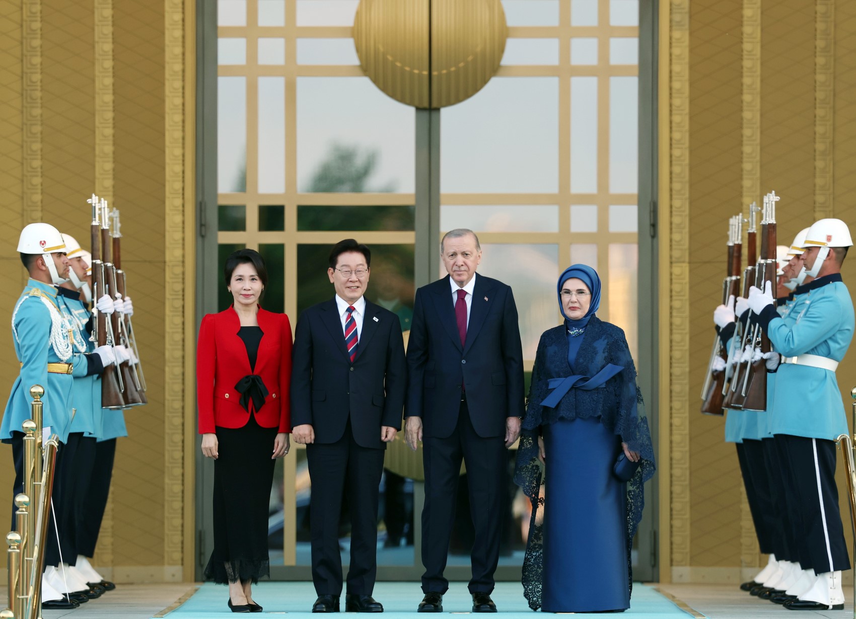 Devlet ve hükümet başkanları ile eşleri onuruna Cumhurbaşkanlığı Külliyesi'nde resepsiyon: Cumhurbaşkanı Erdoğan kapıda karşıladı