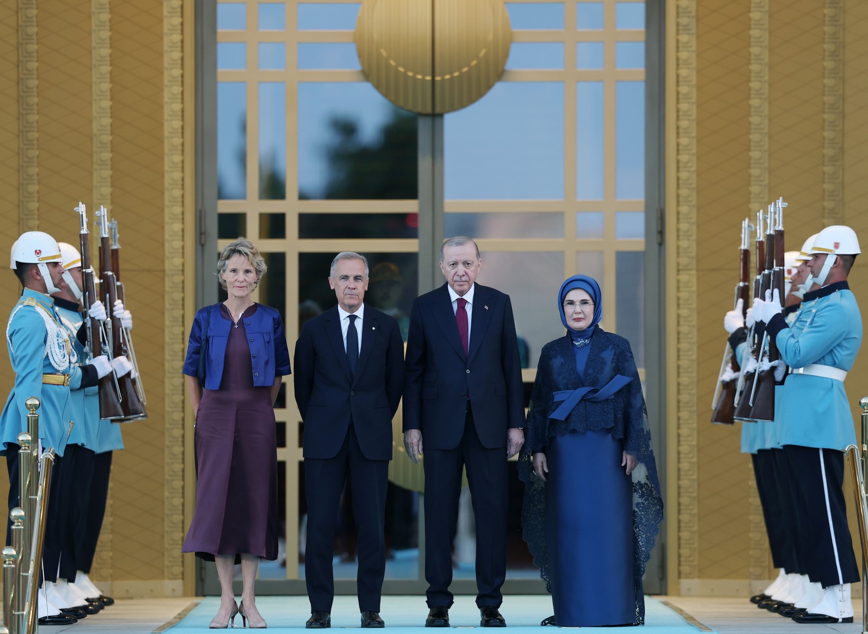 Devlet ve hükümet başkanları ile eşleri onuruna Cumhurbaşkanlığı Külliyesi'nde resepsiyon: Cumhurbaşkanı Erdoğan kapıda karşıladı