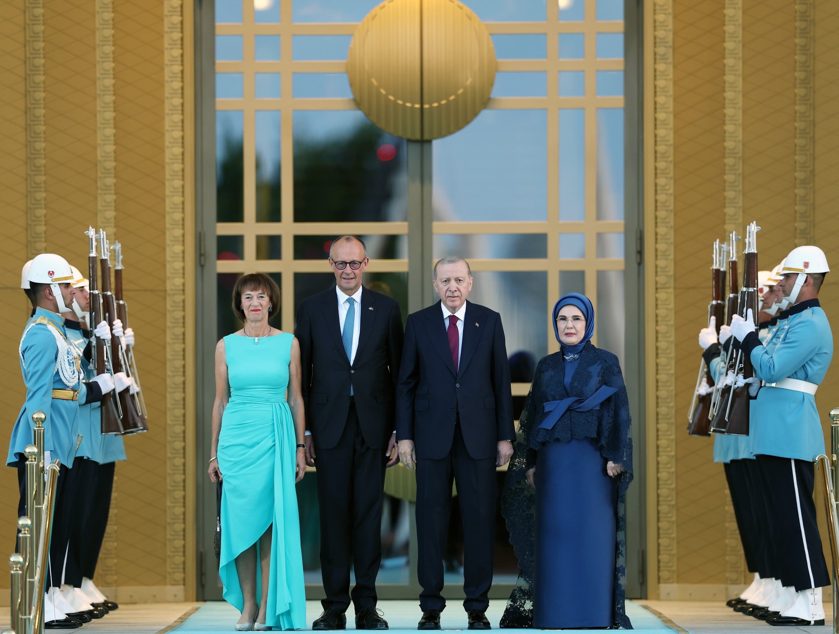 Devlet ve hükümet başkanları ile eşleri onuruna Cumhurbaşkanlığı Külliyesi'nde resepsiyon: Cumhurbaşkanı Erdoğan kapıda karşıladı